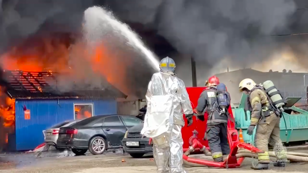 Спасатели потушили мощный пожар у нефтебазы «Ручьи»
