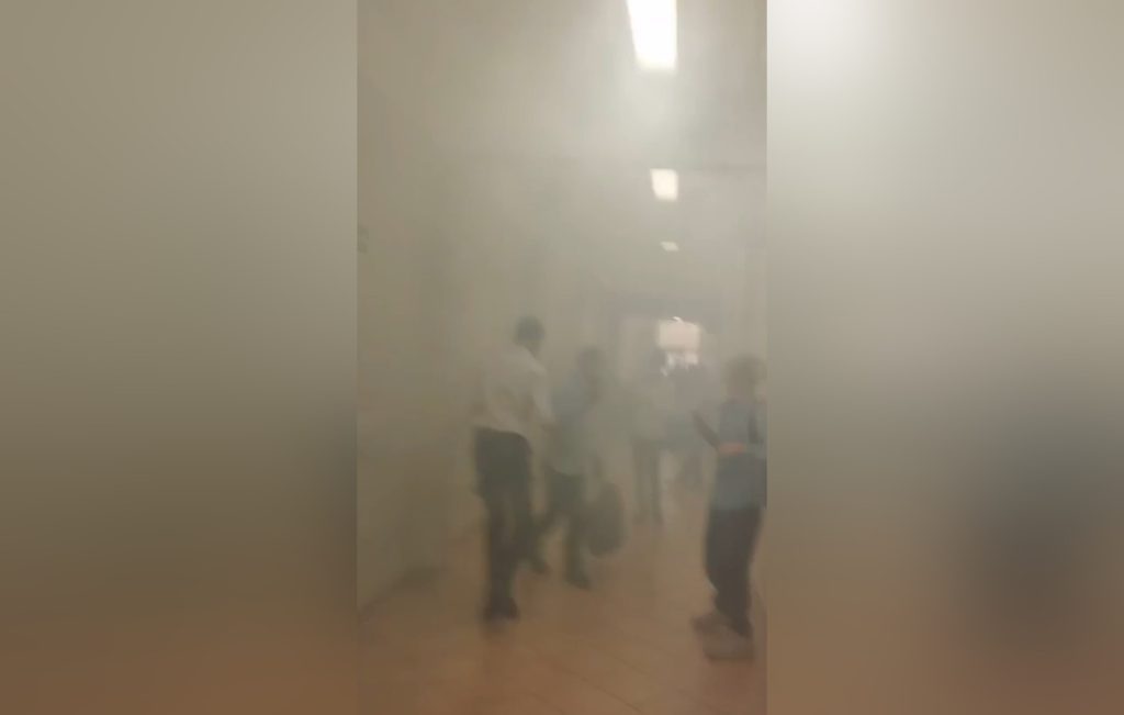 В Петербурге задымившийся портфель заставил эвакуировать учеников гимназии № 642