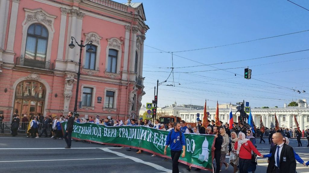Вера, традиции и единство и стяги Ивана Грозного: баннер и флаги крестного хода