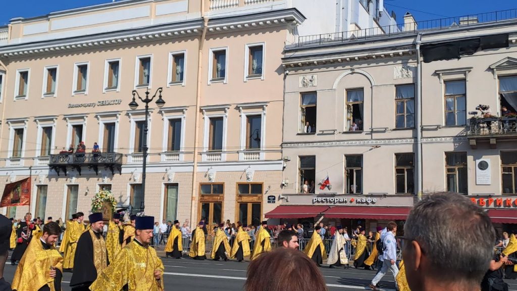 Крестный ход пошел, православные встали на колени на Невском