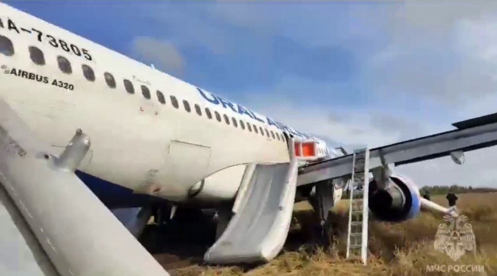 МЧС показало кадры приземлившегося в поле под Новосибирском Airbus — A320