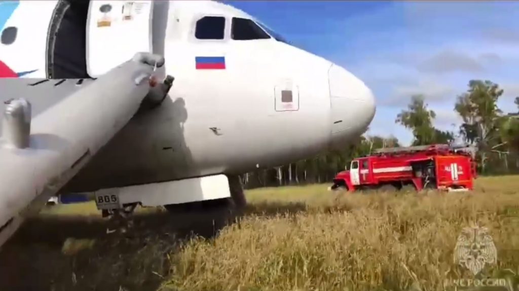 Экстренная посадка самолета «Уральских авиалиний» в поле под Новосибирском: что известно к этому часу