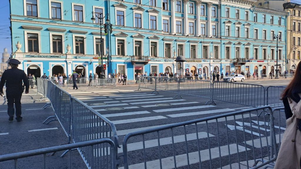 Петербуржцы опаздывают на работу из-за крестного хода