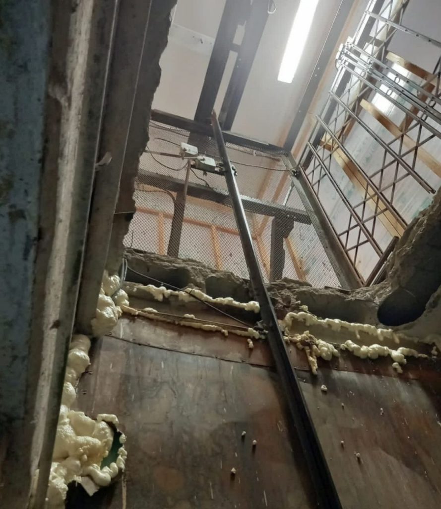 Прокуратура показала фото шахты лифта, упавшего на улице Циолковского в Петербурге