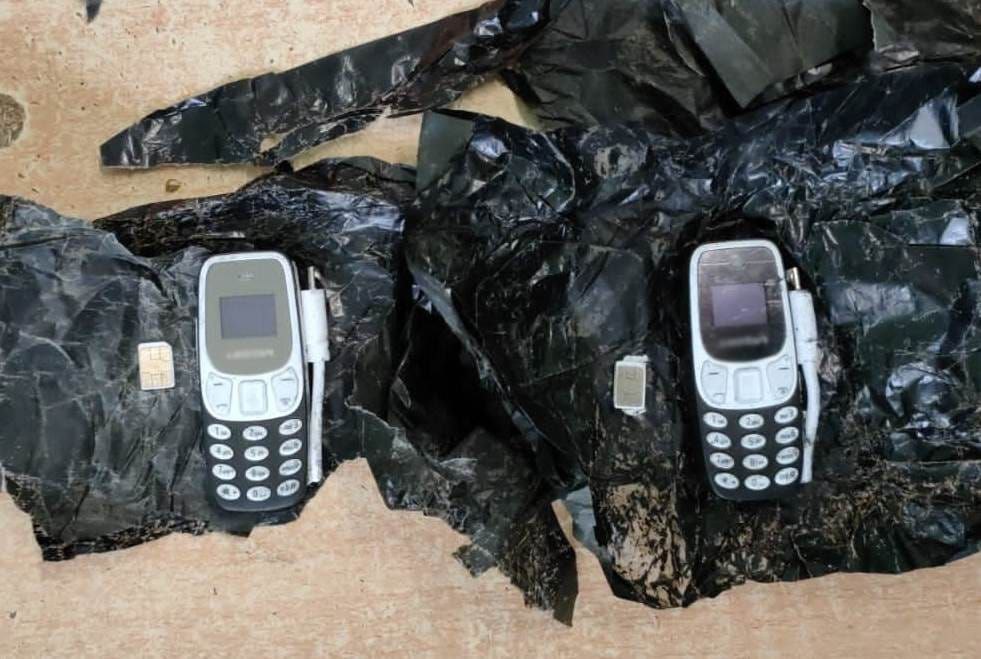 В изолятор Петербурга пытались передать спрятанные в кроссовки телефоны