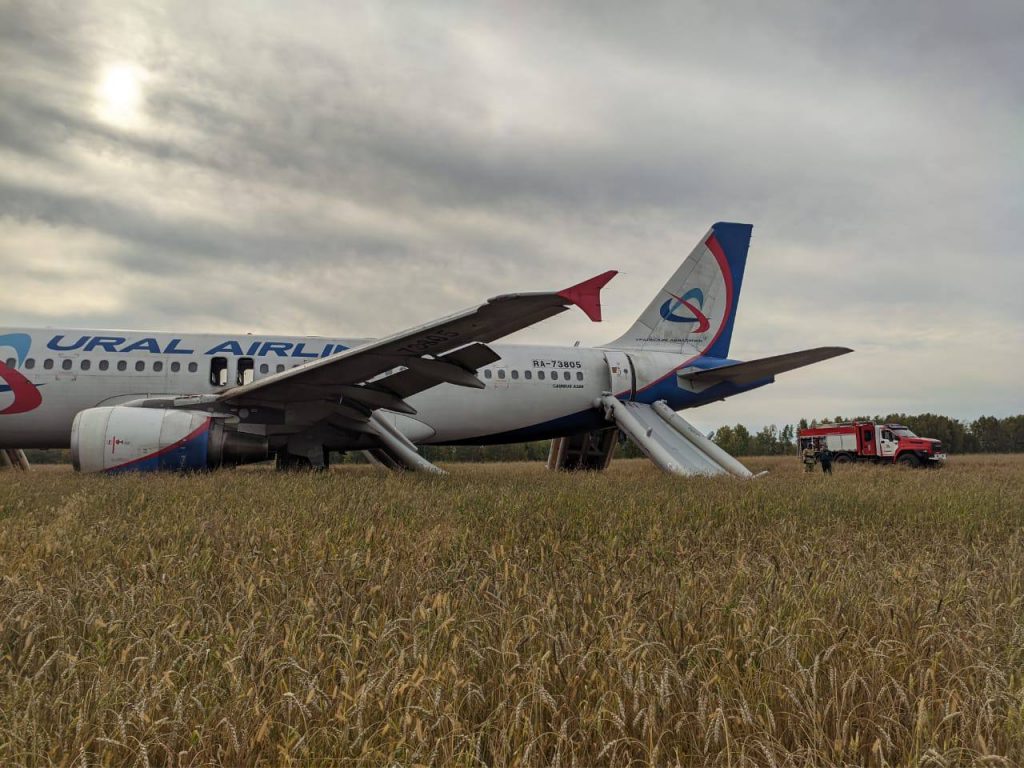 Пилоты «Уральских авиалиний» раз четыре года сажают самолеты в полях