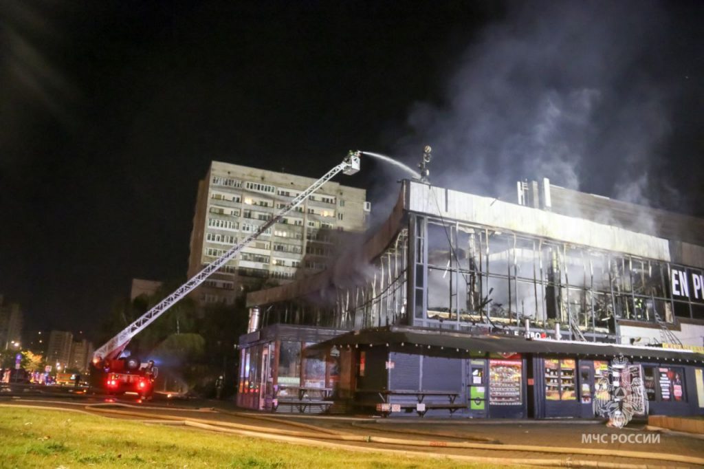 Прокуратура выяснит, почему в ТЦ на Бухарестской вспыхнуло пламя, уничтожившее здание