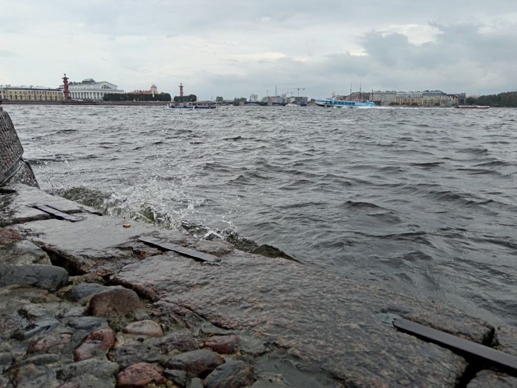 Уровень воды в Неве поднялся на 1 метр выше нормы 