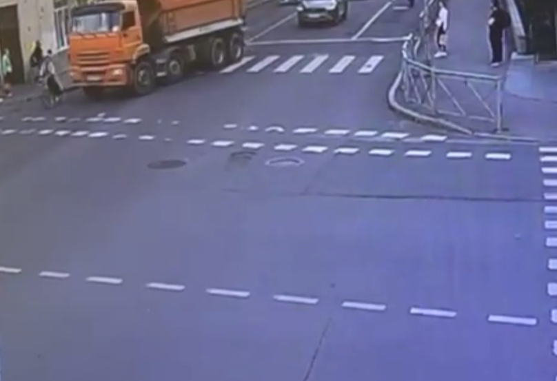 Велосипедистка погибла под колесами КАМАЗа в Петербурге