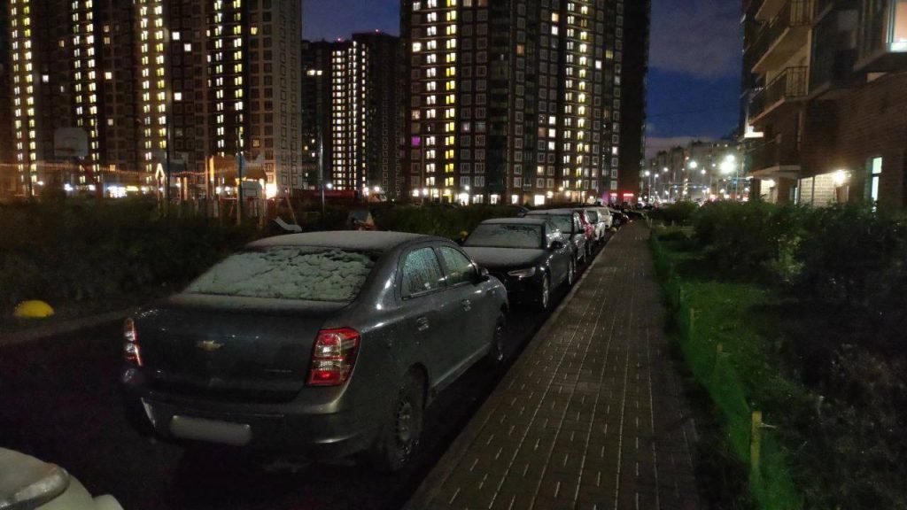 В Петербурге ночные заморозки укутали машины снегом и льдом