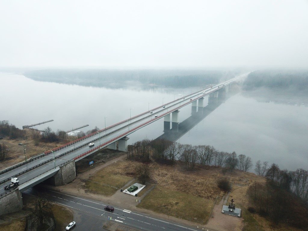 На Ладожском мосту водителей лишат полосы на четыре дня