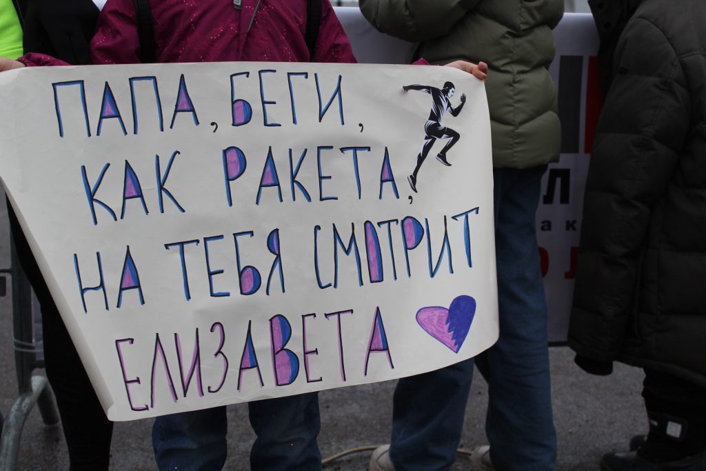 Сотни петербуржцев в последний раз бегут по улицам города