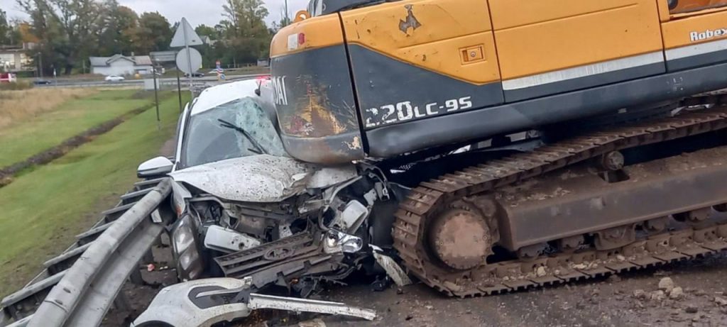 ФКУ Упрдор показал фото экскаватора, упавшего с трала на две легковушки на КАД