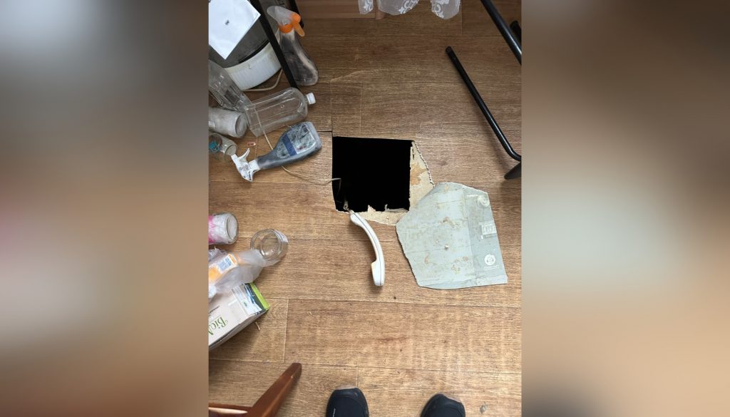 Появились фото дыры в полу, пробитой домушником для кражи денег петербуржца 