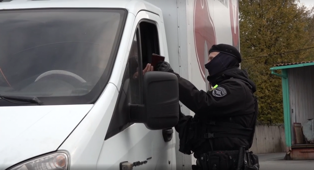 Полиция показала, как искала мигрантов на овощебазах Петербурга