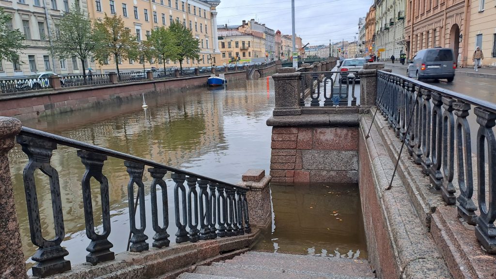 В Петербург пришла большая вода, у канала Грибоедова затоплены спуски
