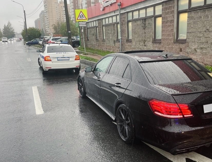 Штрафы на 2 млн рублей обнаружились у задержанного петербуржца на Mercedes