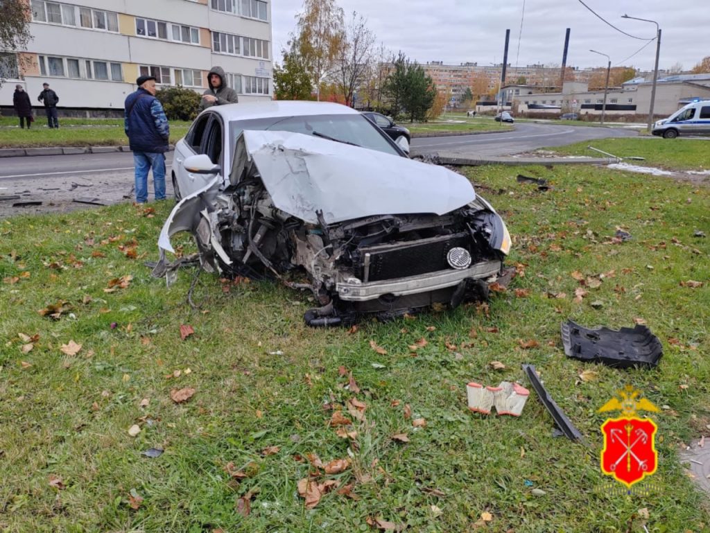 Задержан пьяный водитель чужого Audi 6, устроивший два ДТП на юге Петербурга