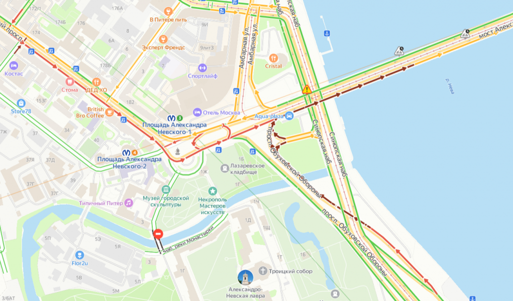 Мост Александра Невского встал из-за ДТП
