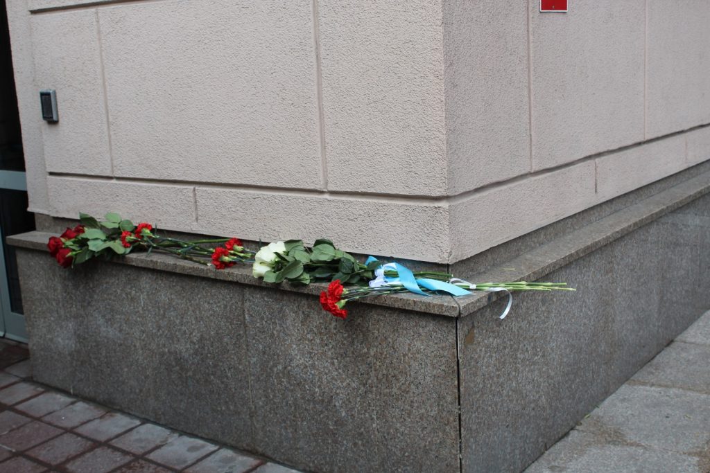 У консульства Израиля в Петербурге начали возлагать цветы