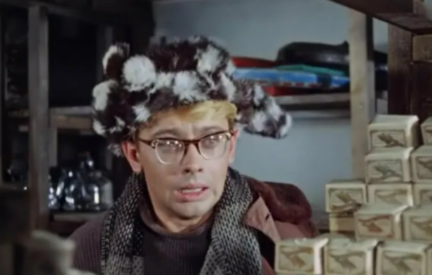 В комедии Гайдая «Операция «Ы» нашли странный киноляп