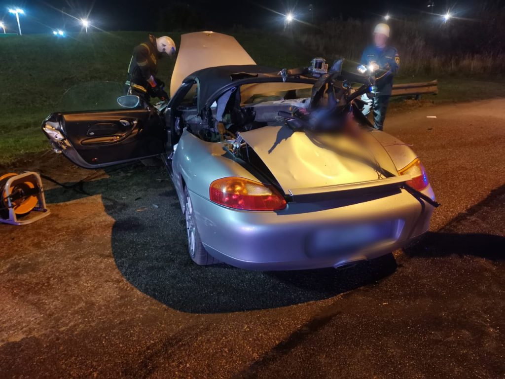 На Выборгском шоссе водитель Porshe наехал на ограждение и погиб