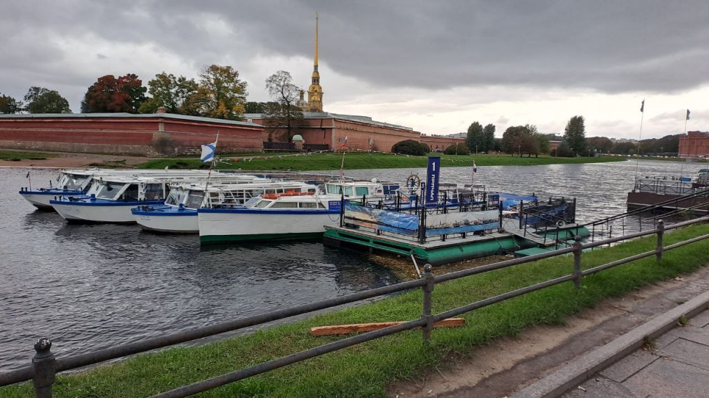 В Петербурге усиливается ветер, речные трамвайчики не ходят