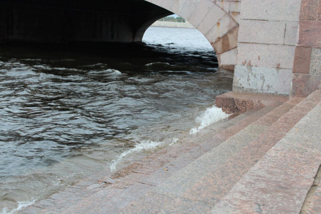 У Троицкого моста к спуску к Неве затоплены ступеньки