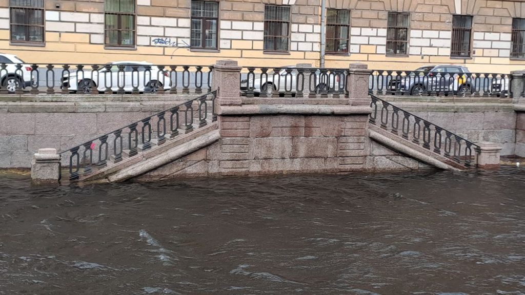 Мойка78 показывает затопленные спуски в канал Грибоедова