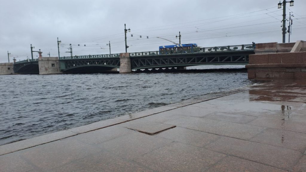 Мойка78 показывает затопленный спуск к Неве у Дворцового моста