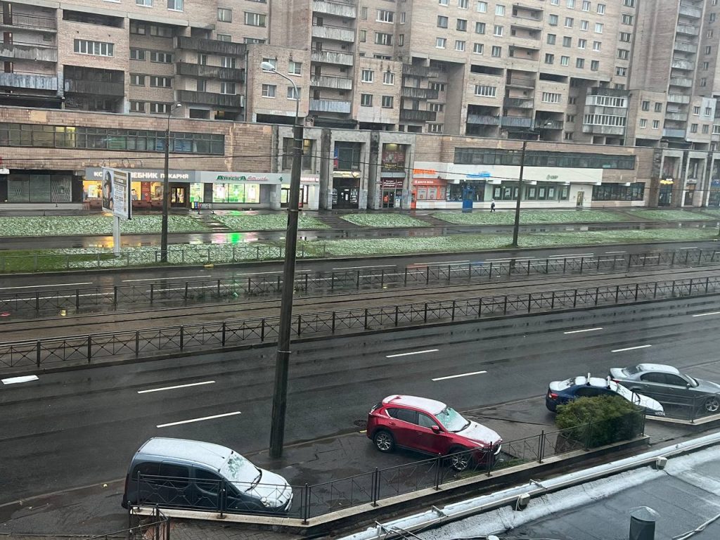 Петербург продолжает заваливать мокрым снегом