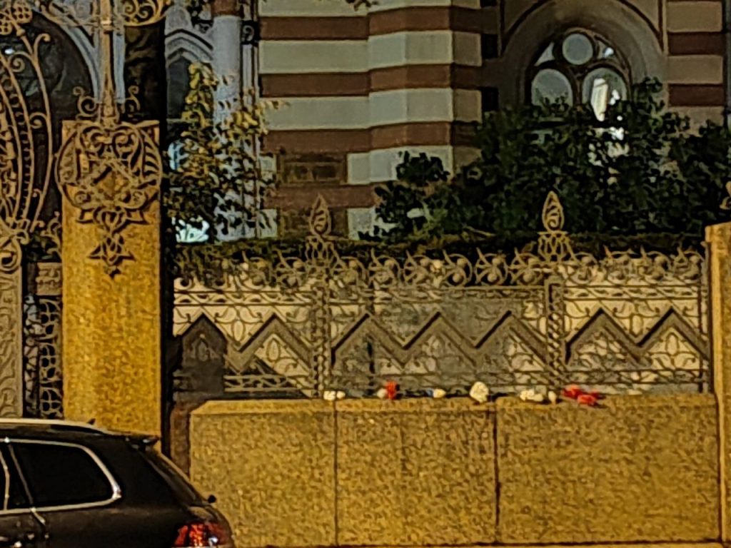 Синагога в Петербурге озарена светом, у ограды гвоздики, полиции нет