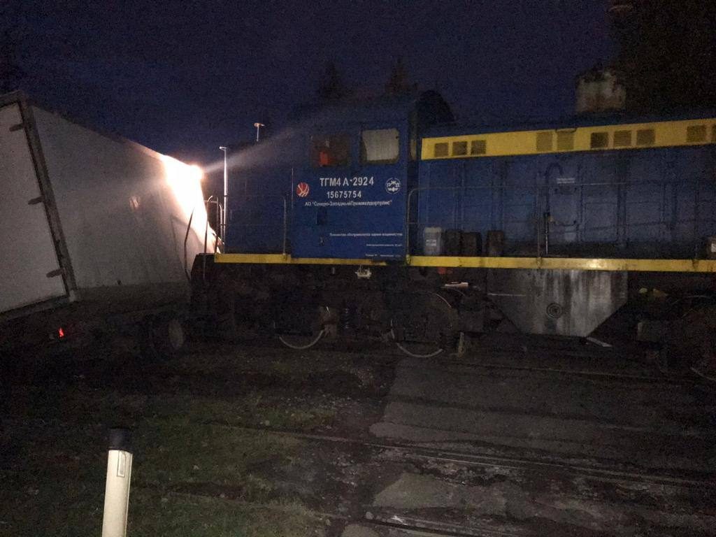 Прокуратура показала фото сбитого локомотивом грузовика в Металлострое