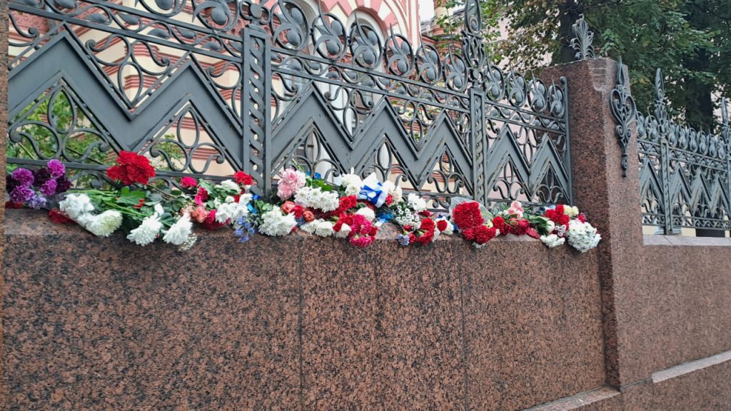 После массовой молитвы евреев синагога в Петербурге утопает в цветах