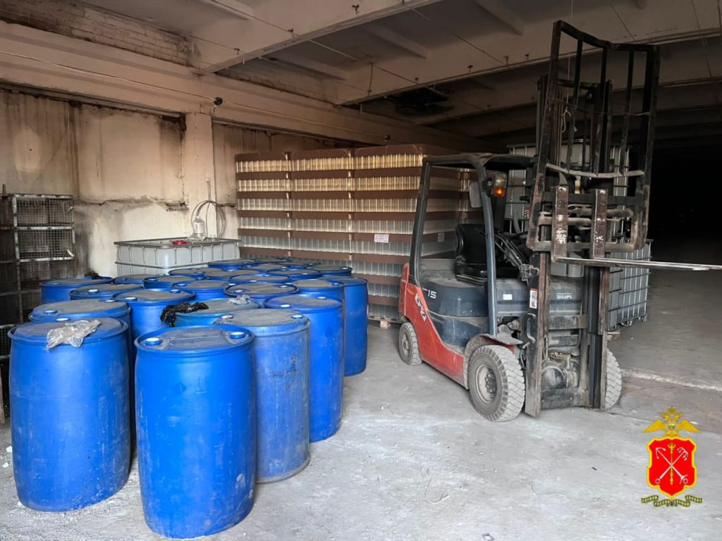 В Ленобласти ликвидировали подпольный цех по производству алкоголя на птицефабрике