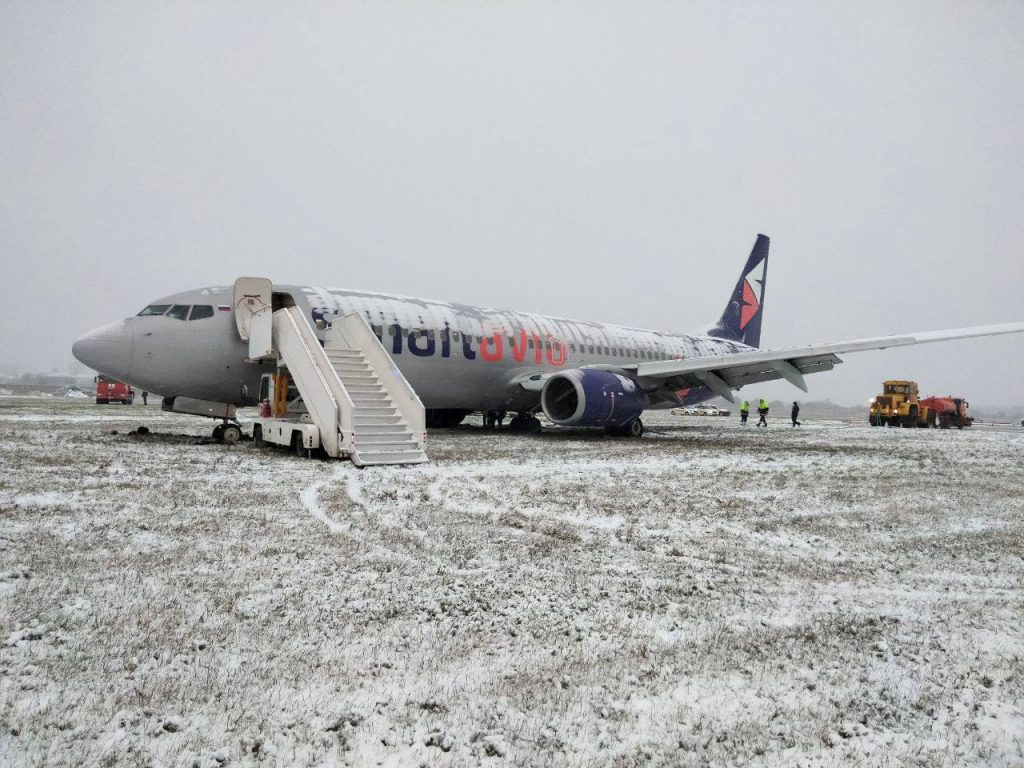 Появились фото самолета Smartavia из Петербурга, выкатившегося за пределы полосы в Перми