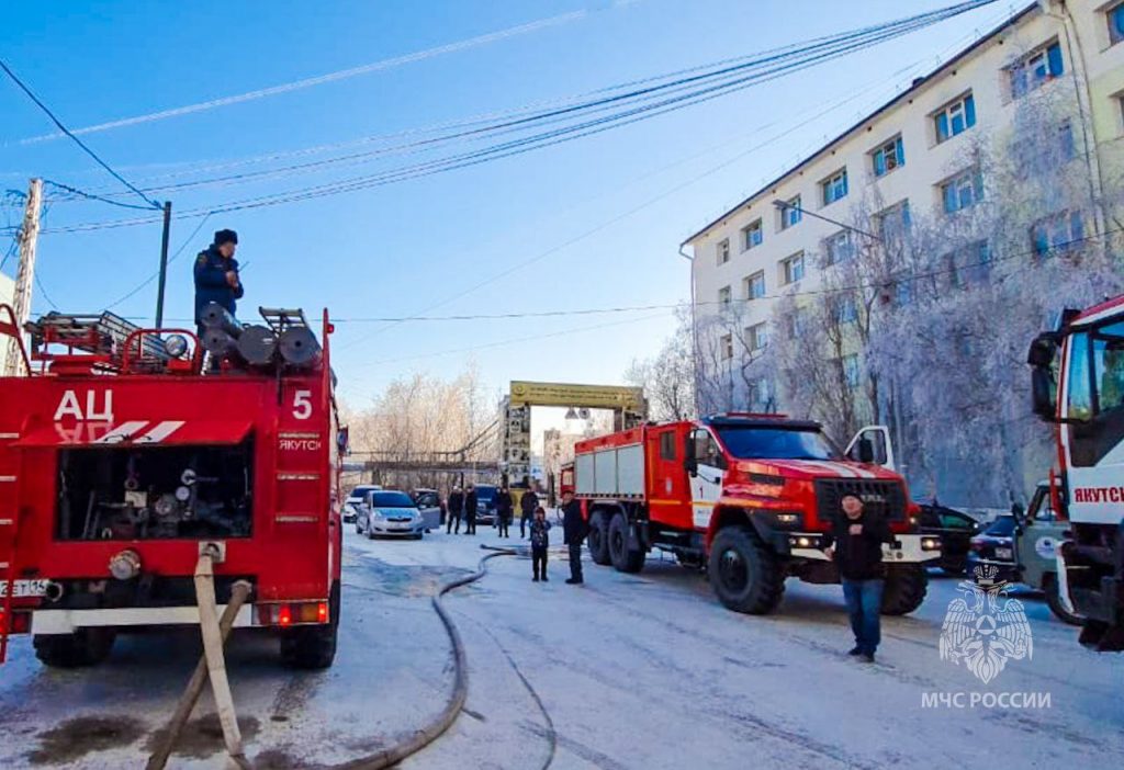 МЧС показало, как эвакуировали людей из крупного пожара в квартире в Якутии