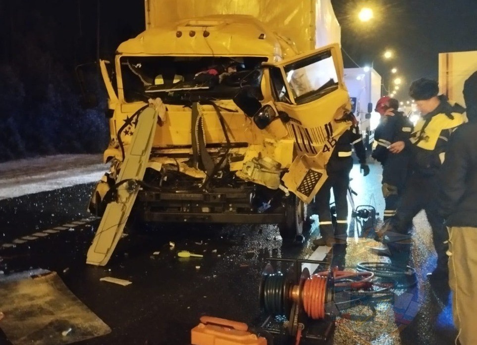 Под Тосно спасатели вырезали после ДТП водителя «КамАЗа»