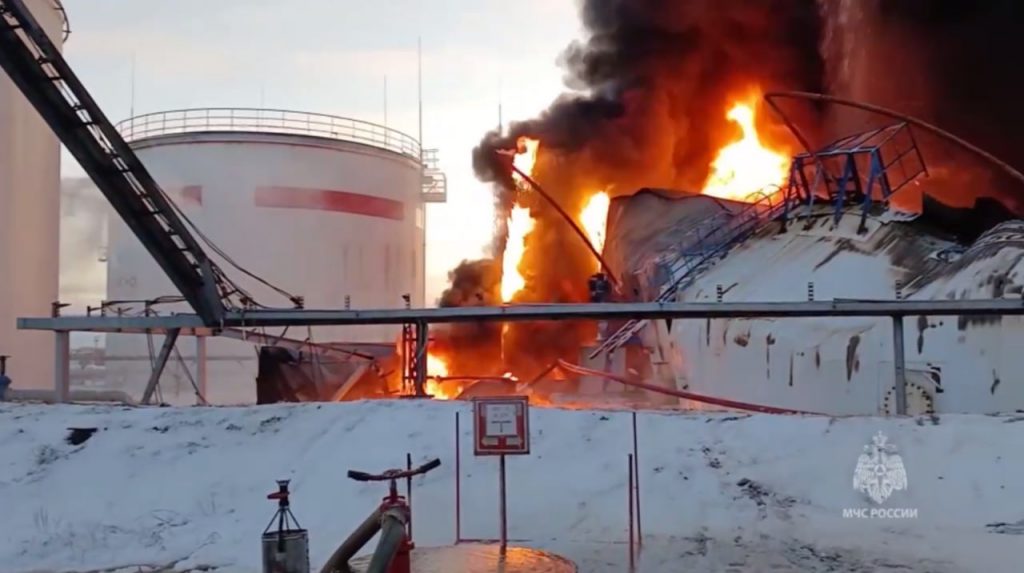 МЧС показало кадры полыхающего нефтяного резервуара в Коми