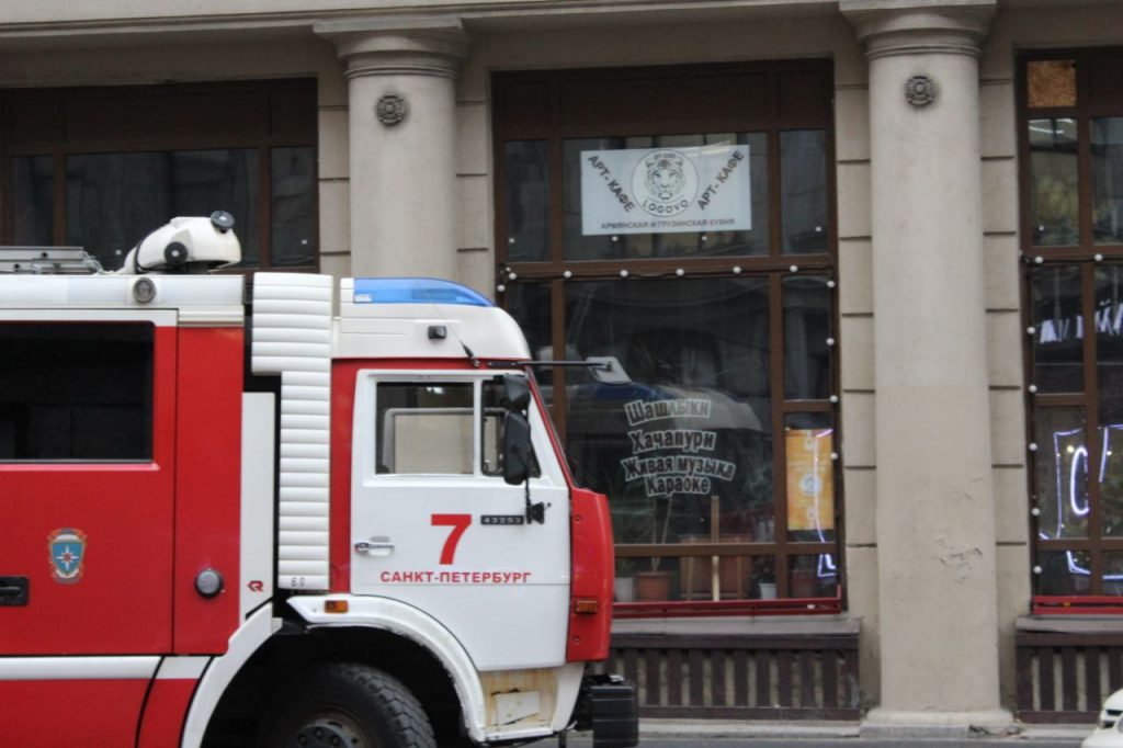 В ночи петербургские пожарные тушили огонь в гараже и автосервисе