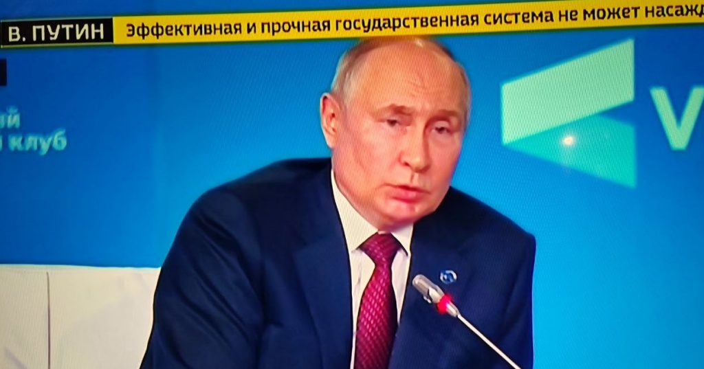 Путин о Европе: &#171;Мир меняется, зачем лезть в окно и штаны себе рвать?&#187;