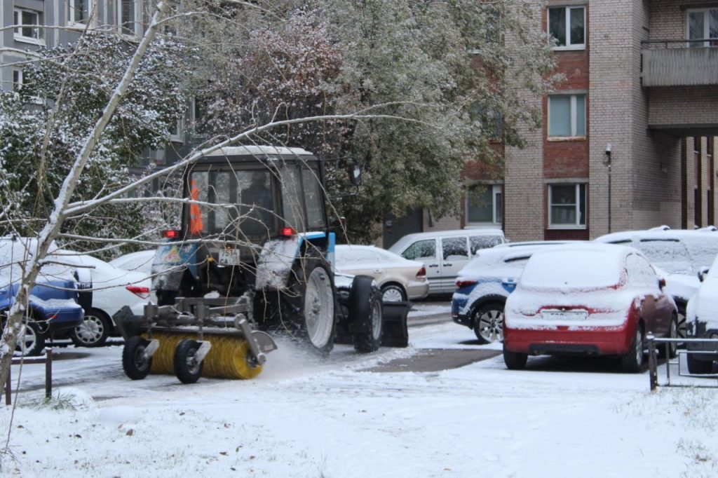 Трактор борется со снегом на проспекте Луначарского