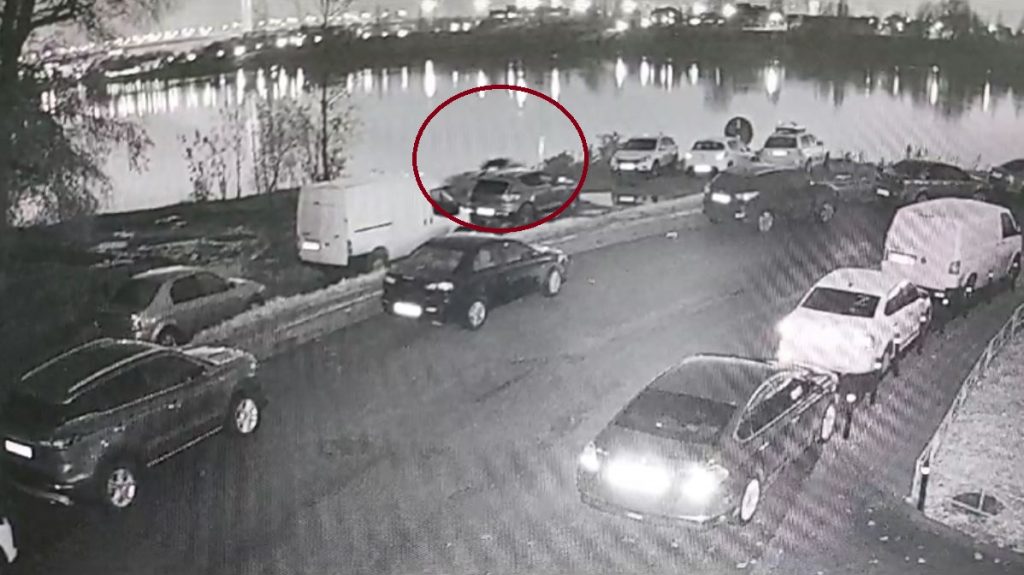 Полиция показала, как в Неве тонул Mercedes с девушкой в салоне