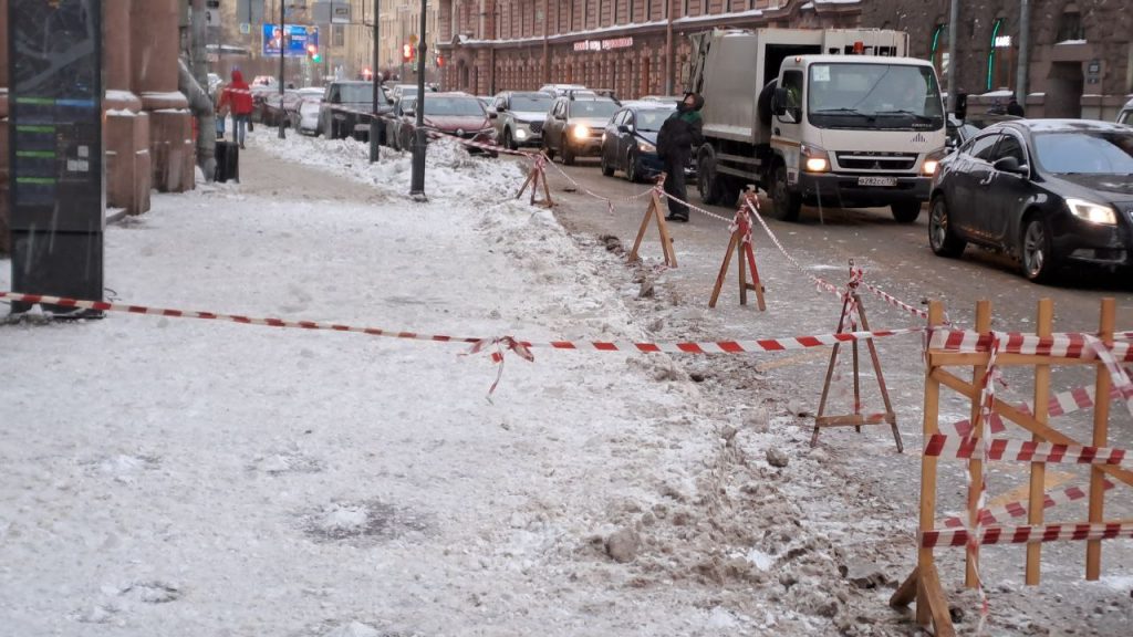 Петербуржцев просят не парковаться на 12 улицах из-за уборки снега