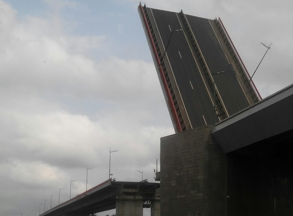 Разводку Ладожского моста перенесли на понедельник из-за опоздания судов