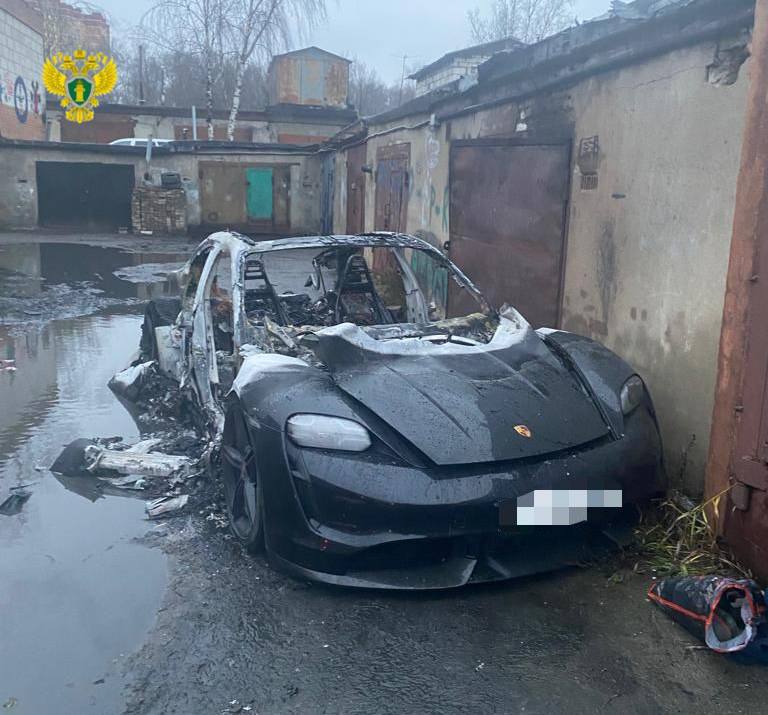 Прокуратура показала, как в Новой Москве сожгли угнанный Porsche