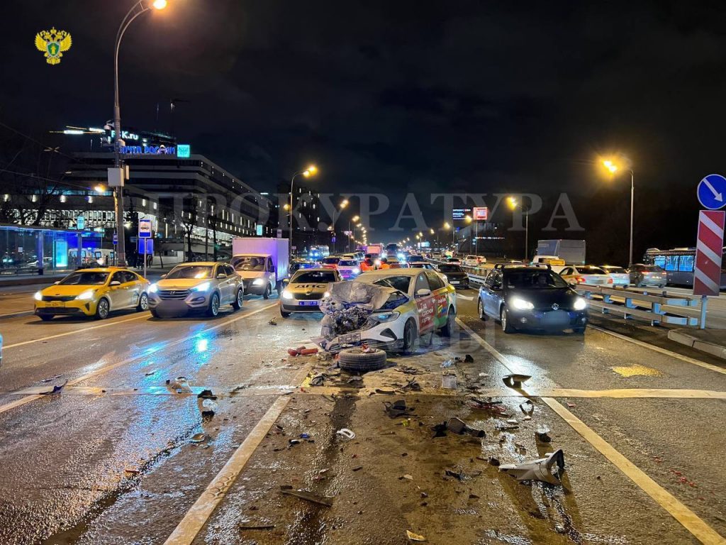 В Москве пять человек пострадали в результате ДТП с участием трех автомобилей
