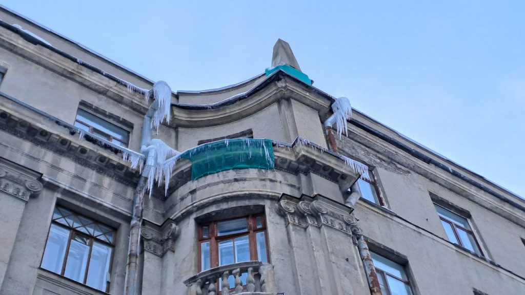 В Госдуме рассказали, может ли собственник квартиры получить срок за падение сосульки с балкона