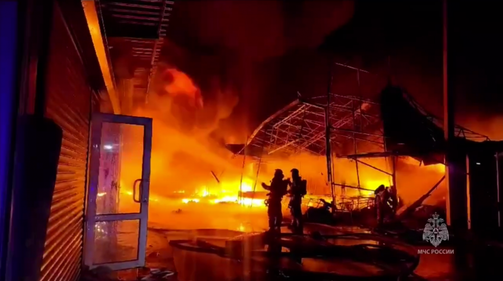 МЧС показало эпичные кадры пожара на вещевом рынке в Ростове-на-Дону