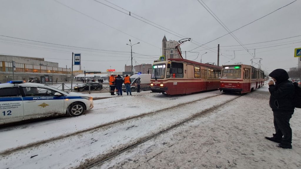 Смертельная встреча с мусоровозом и сбитый трамваем пешеход: громкие ДТП в Петербурге за неделю 